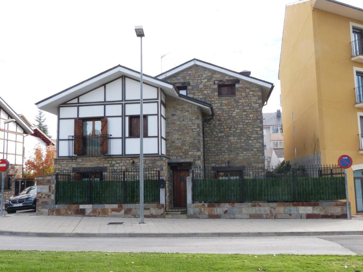 Casa Con Jardin Frente Ciudadela Villa Jaca Eksteriør billede
